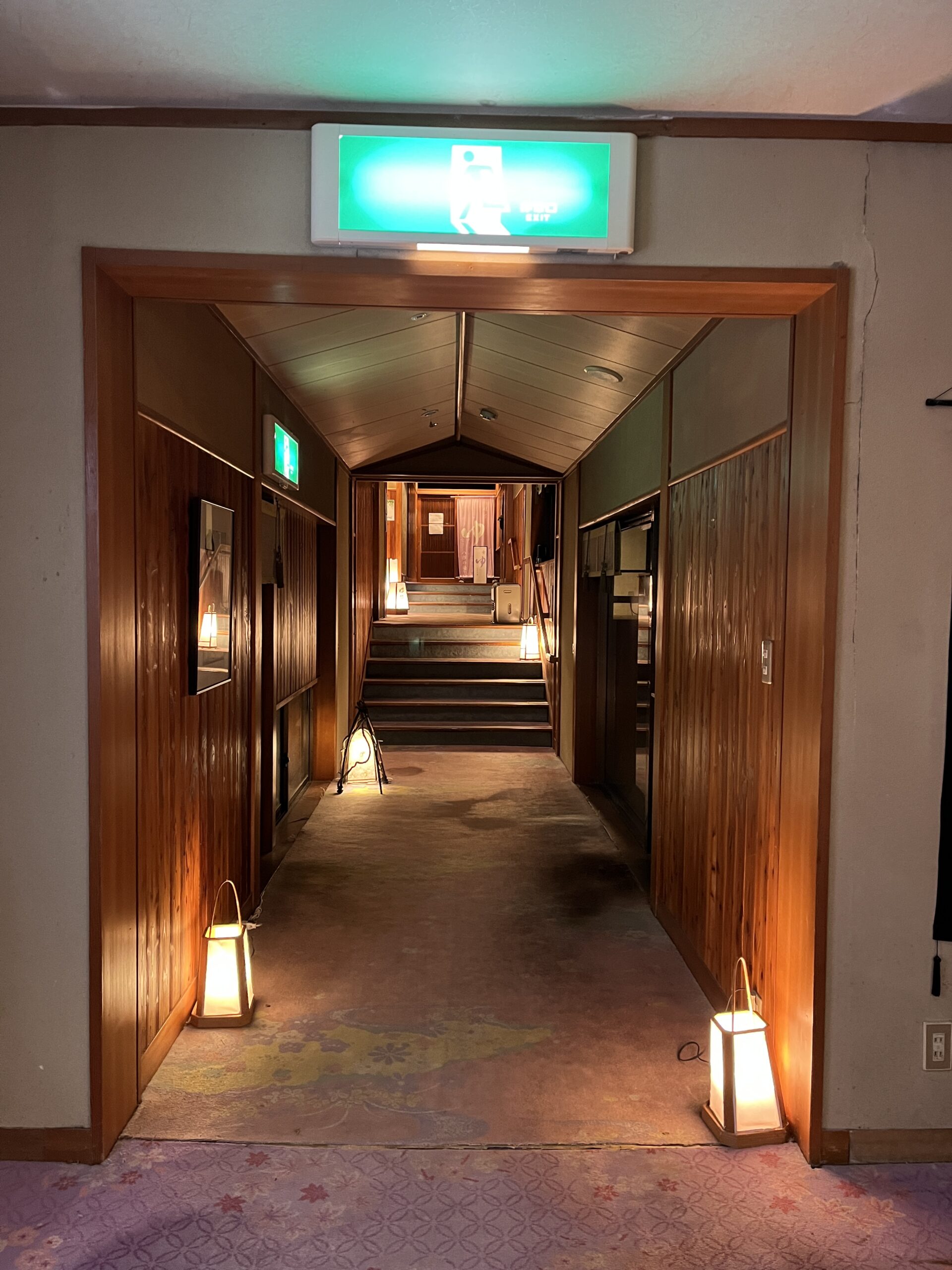 hana-no-yado-onsen-corridor